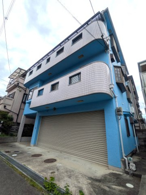【外観】 | 高槻市淀の原町 | ■事業用としてもいかがでしょうか
■電動シャッター付きの屋内駐車場完備
■全室6帖以上のゆとりの5LDK