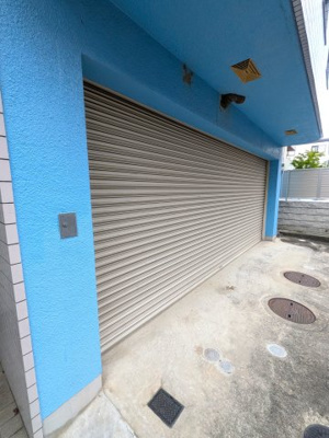 【駐車場】 | 高槻市淀の原町 | ■間口の広い成形地■事業用としてもいかがでしょうか
■電動シャッター付きの屋内駐車場完備