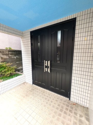 【玄関】 | 高槻市淀の原町 | ■南向きの整形地　
■3台駐車可能です
■電動シャッター付きの屋内駐車場完備
■全室6帖以上のゆとりの5LDK