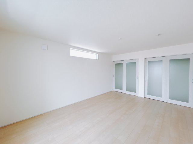 【新築戸建】第2高崎市倉賀野町　の寝室|■主寝室（1号棟）｜ベッドやテレビなどの大き目の家具を置いても余裕のある広々主寝室です♪家事やお仕事にお疲れなパパ・ママがゆっくりと過ごせる空間です♪