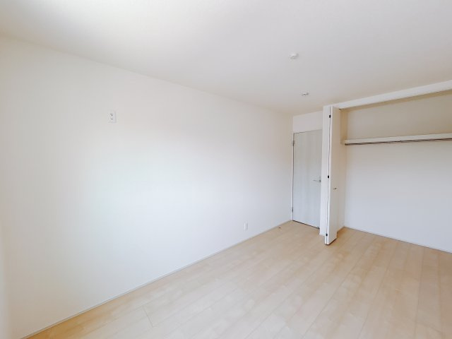 【新築戸建】第2高崎市倉賀野町　の洋室|■2階洋室（1号棟）｜ナチュラルカラーの床です。模様替えなどとても楽しく工夫できます♪陽当たり、風通しもとても良いので毎日快適な生活スタートです！子供部屋にも良いですね♪