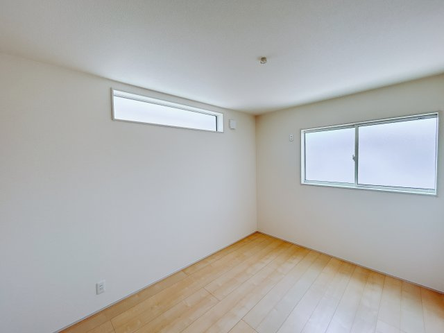 【新築戸建】第2高崎市倉賀野町　の洋室|■2階洋室（1号棟）｜2階洋室には大きな窓をご用意しています。日中はあたたかな日差し差し込み自分時間も充実できますね＾＾