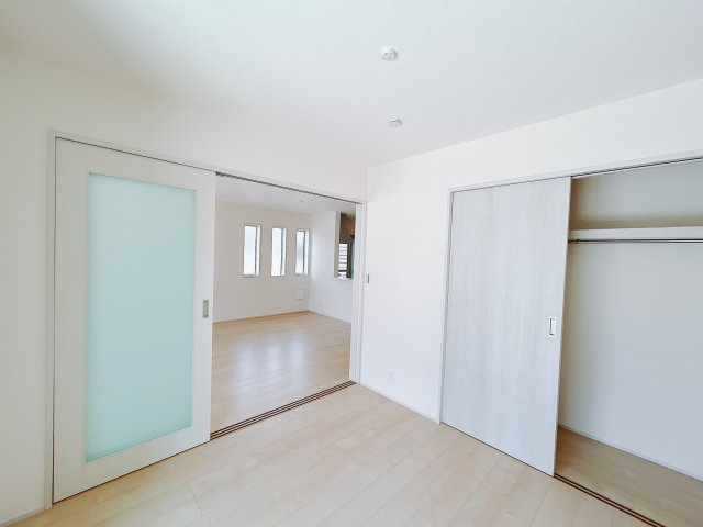 【新築戸建】第2高崎市倉賀野町　の洋室|■1階洋室（1号棟）｜リビング横には洋室をご用意しております♪収納もついており、収納に困ってしまうなんて事もございません♪
