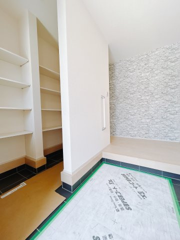 【新築戸建】第2高崎市倉賀野町　の玄関|■玄関（1号棟）｜「玄関から、我が家を心地よく。自然の風や光を感じられる気持ちのいい玄関へ。」永く居心地のいい暮らしを演出する快適性能と安心を両立させたドアを採用しました！