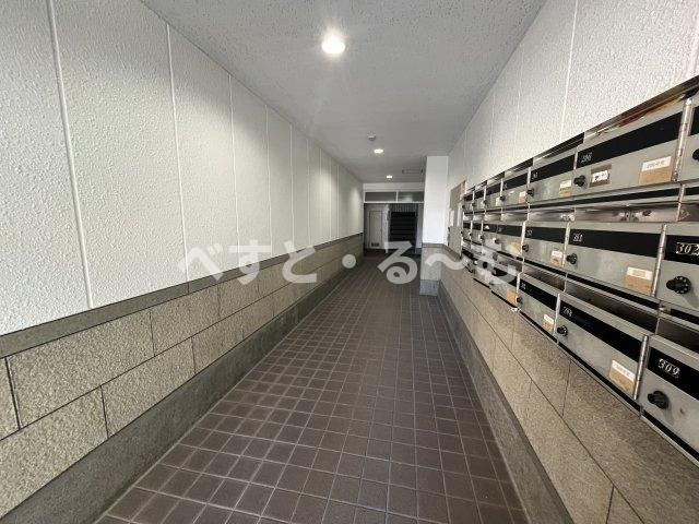 クローバーズマンションのエントランス