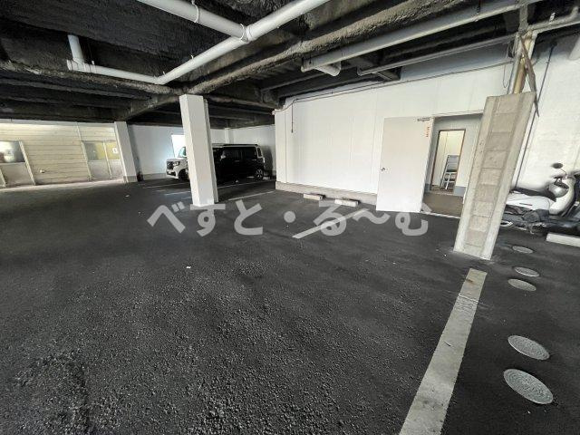 クローバーズマンションの駐車場