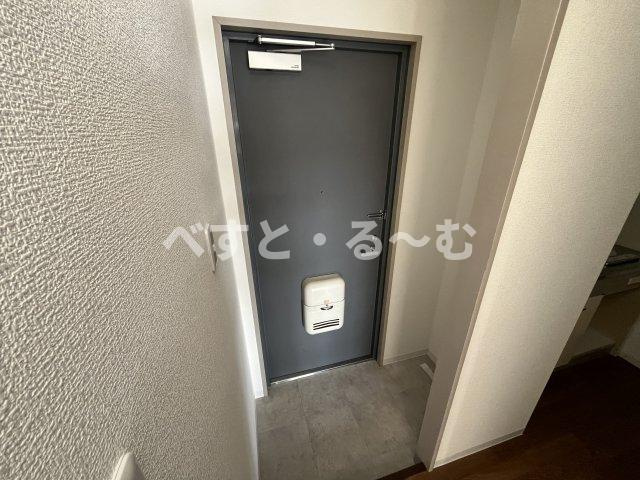 クローバーズマンションの玄関