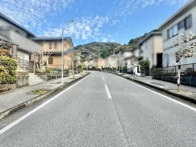 吾川郡いの町天王南4丁目　中古戸建ての前面道路含む現地写真