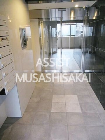 ＭＡＸＩＶ武蔵小金井（マキシヴムサシコガネイ）のエントランス