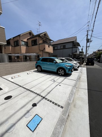 尼崎市七松町１丁目のアパートの駐車場|駐車場があるので、車を買う予定の方も安心です