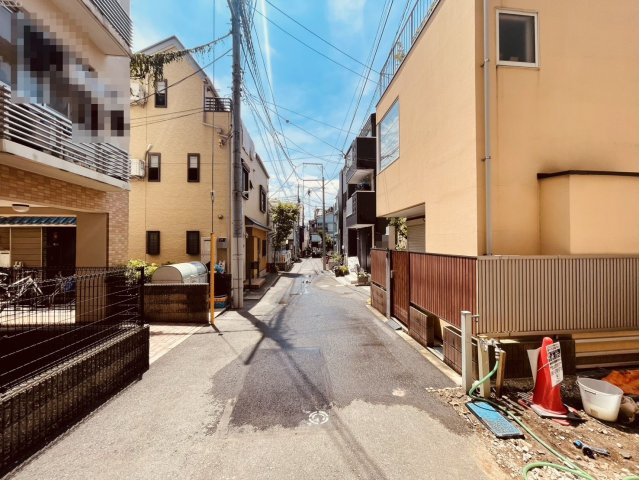 【外観】 | ～インフィーア Vol. 74　北区滝野川６丁目　ブランド新築戸建て～ | 【更地時現地写真南西側】完成への期待が高まる新築邸宅