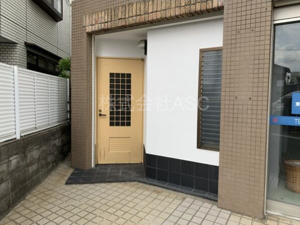 上新庄福徳ビルのエントランス