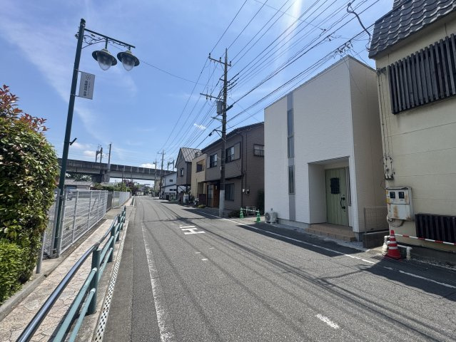 高崎市飯塚町　中古住宅の前面道路含む現地写真|北側　前面道路幅員約7.4ｍ