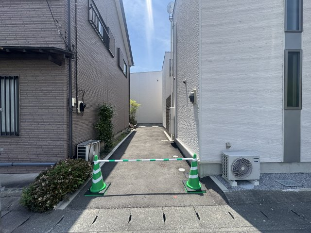 高崎市飯塚町　中古住宅の駐車場|現地写真　駐車スペースは縦列2台可能です！
