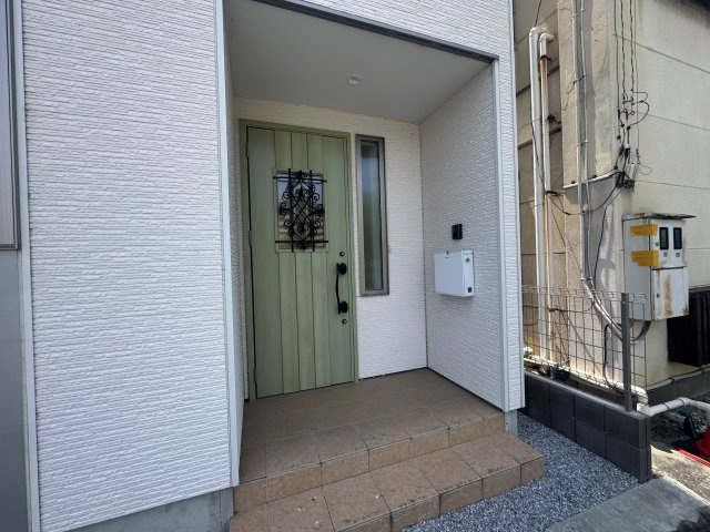 高崎市飯塚町　中古住宅の玄関|ポストとTVモニターホン付きでセキュリティ安心！
