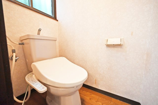 西宮市美作町中古戸建｜5DK＋駐車2台可のトイレ|トイレは1階と2階に有り。1階は温水洗浄便座付で、一年を通して快適に利用して頂けます。