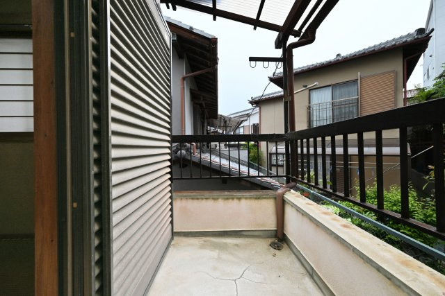 西宮市美作町中古戸建｜5DK＋駐車2台可のバルコニー|2階バルコニー。屋根付きになっているので、少しぐらいの雨でも問題無いですね。