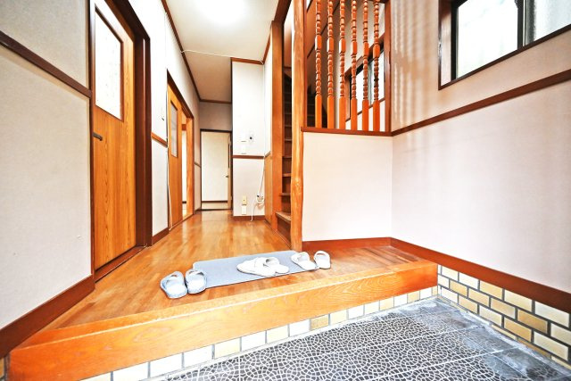 西宮市美作町中古戸建｜5DK＋駐車2台可の玄関|広々とした玄関スペース。玄関収納を配置するだけの広さはあるので、お好きなコーディネートして頂けます。