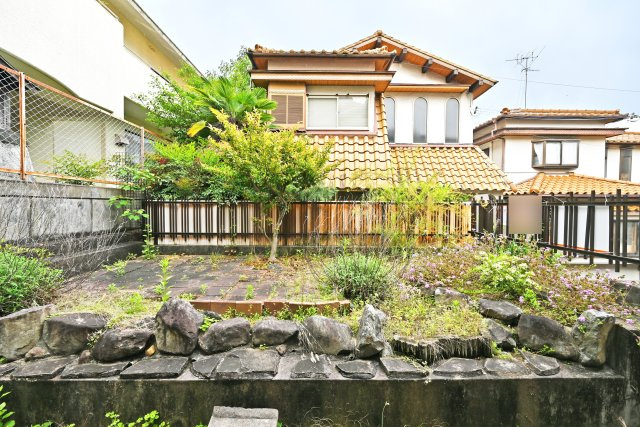 西宮市美作町中古戸建｜5DK＋駐車2台可の庭|玄関前には庭スペース有。ガーデニングスペースとして玄関前を彩ることもできます。