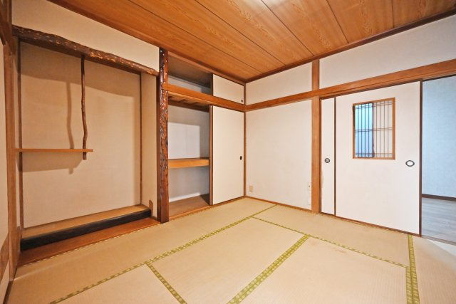 西宮市美作町中古戸建｜5DK＋駐車2台可の和室|1階和室5.2帖
ダイニングと続き間の和室。家事の合間に休憩したりできますね。