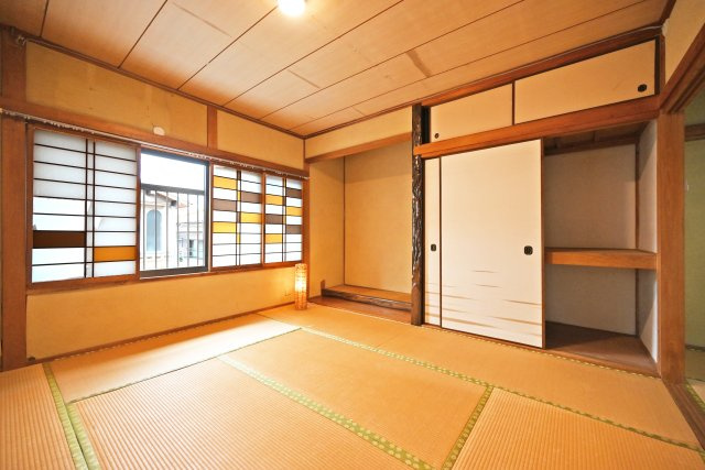 西宮市美作町中古戸建｜5DK＋駐車2台可の収納|2階和室8帖
大きな床の間付。、部屋を彩る、生け花や絵画などを飾ることもできます。