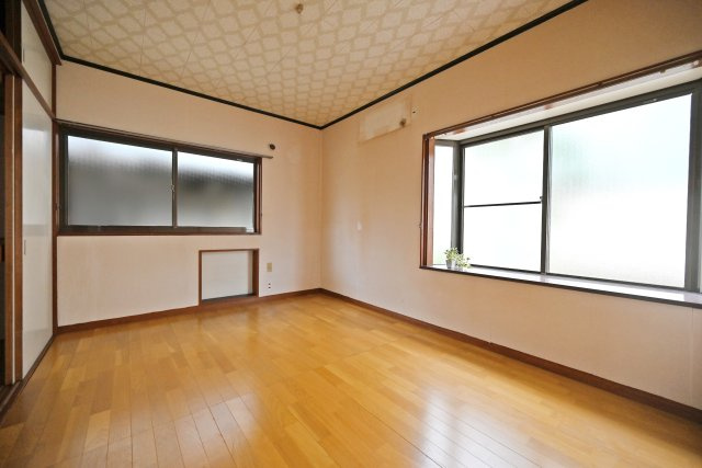 西宮市美作町中古戸建｜5DK＋駐車2台可の寝室|2階洋室6帖
2面採光の明るいお部屋。出窓部分にお気に入りの小物を配置するのもいいですね。