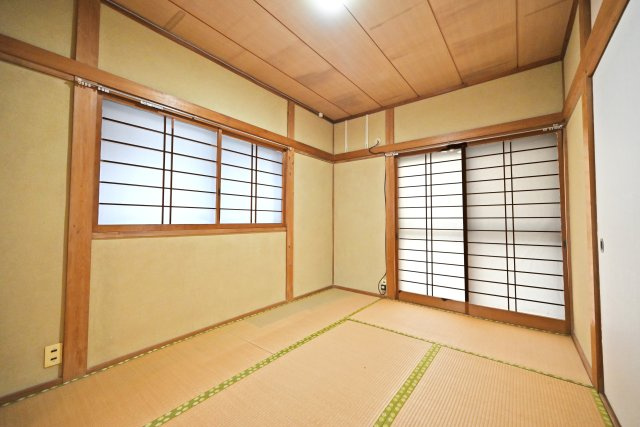 西宮市美作町中古戸建｜5DK＋駐車2台可の和室|2階和室6帖
大きな押し入れがあるので、お布団や衣類など様々なものを余裕で収納できます。