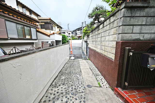 西宮市美作町中古戸建｜5DK＋駐車2台可の駐車場|通路部分を兼ねたカースペース