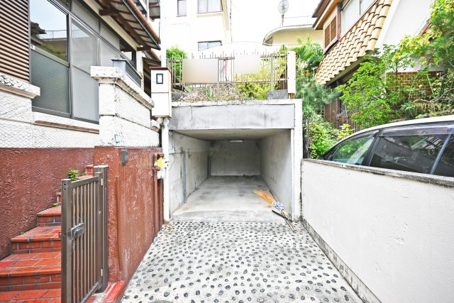 西宮市美作町中古戸建｜5DK＋駐車2台可の駐車場|屋根付きの車庫スペース