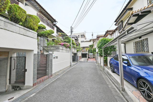 西宮市美作町中古戸建｜5DK＋駐車2台可の前面道路含む現地写真|西側前面道路　幅員約4.1ｍ