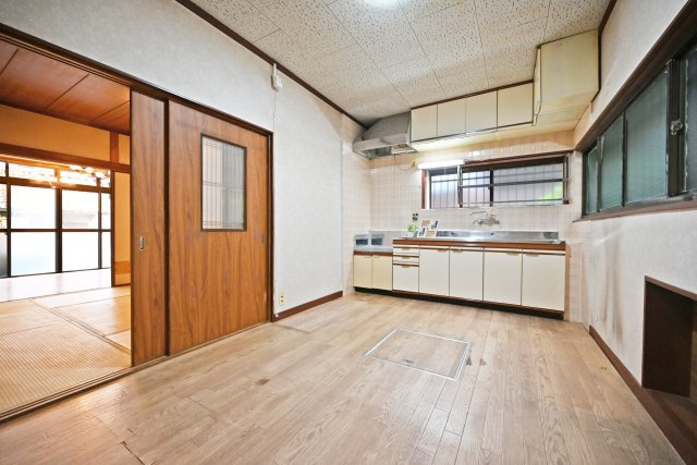 西宮市美作町中古戸建｜5DK＋駐車2台可のキッチン|ダイニングキッチン7.5帖。ダイニングテーブルを配置すればちょうどいい家族の団らんスペースになりますね。