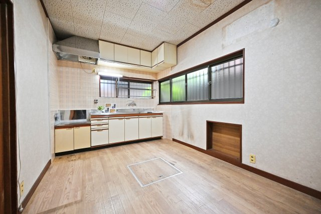西宮市美作町中古戸建｜5DK＋駐車2台可の居間・リビング|ダイニングキッチンは2面採光の明るい空間になっています。