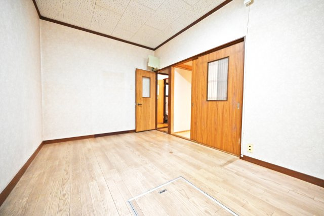 西宮市美作町中古戸建｜5DK＋駐車2台可の居間・リビング|キッチン側から撮影した写真です。ダイニングテーブルを配置したら、お料理ができた後すぐに配膳できる距離です。