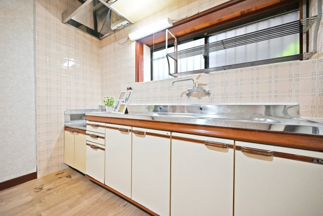 西宮市美作町中古戸建｜5DK＋駐車2台可のキッチン|壁付けキッチンなので、空間を有効に使用できます。お料理に集中できる点もいいですね。