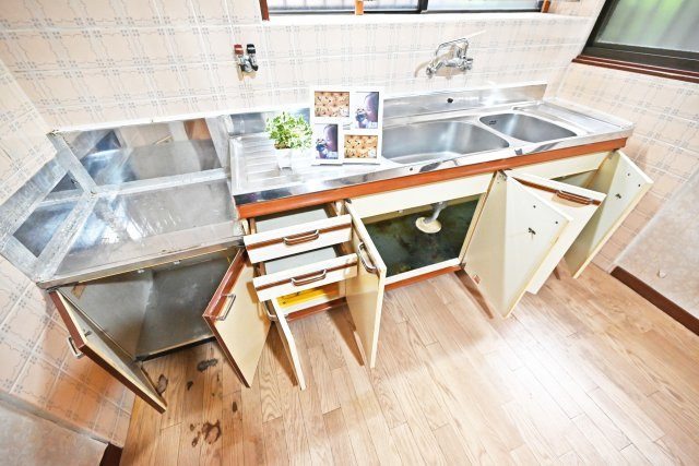 西宮市美作町中古戸建｜5DK＋駐車2台可のキッチン|シンク下やコンロ下にも大量の収納スペース有。上部にも吊戸棚があるので、大きなお鍋やフライパンのような調理器具もスッポリ収納できます。