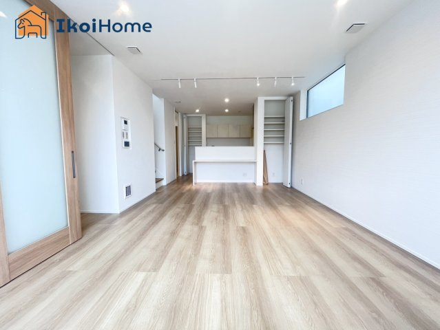 明石市東野町　新築戸建　の居間・リビング|◆同社施工例◆フロアーコーティング・エアコン・壁掛けテレビ・などを住宅ローンに組込む事も可能です