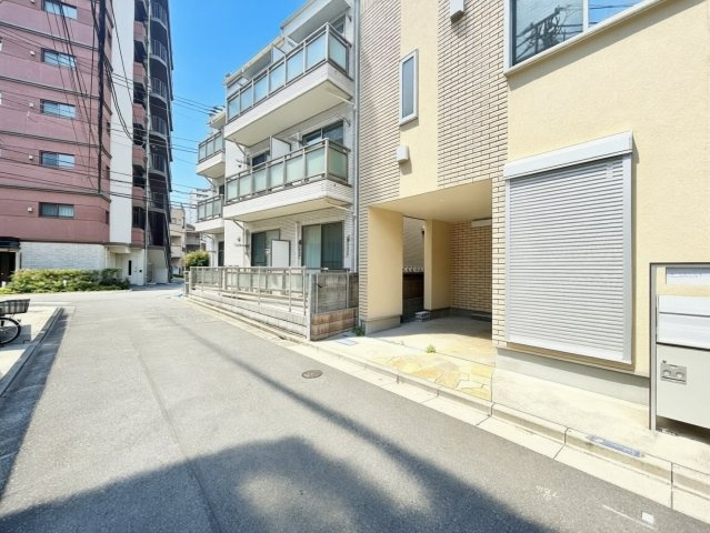荒川区西日暮里6丁目　中古戸建の前面道路含む現地写真|2026.05.03撮影

現地ご見学希望・資料請求などお気軽にお問い合わせ下さい！
03-5990-5201