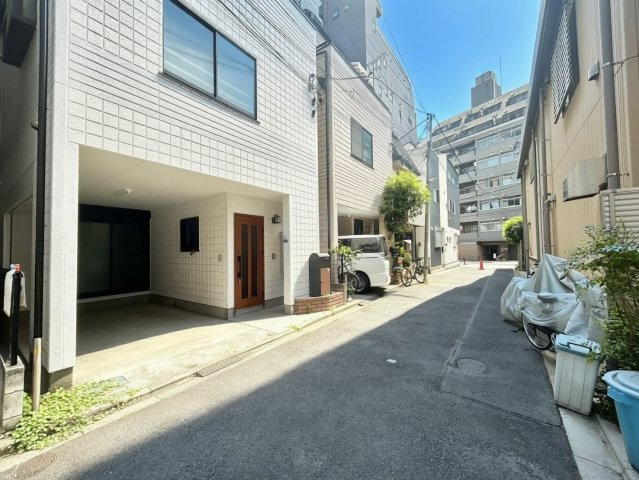 台東区東上野5丁目　中古戸建の前面道路含む現地写真|2026.05.03撮影

現地ご見学希望・資料請求などお気軽にお問い合わせ下さい！
03-5990-5201