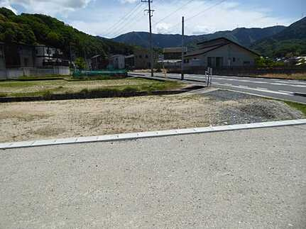 安佐北区三入南２丁目の前面道路含む現地写真