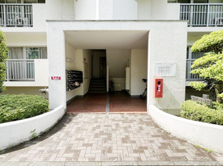 【エントランス】 | お客様を、そして住人を出迎えてくれるマンションのエントランス。ゴミが落ちていないことからも、管理状態の良さや住民の節度の高さが見て取れます。～即日のご見学可能～　お問合せはお気軽にどうぞ。