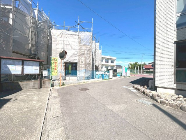 ファーストタウン　丹羽郡扶桑町柏森寺裏第1　全2区画分譲の前面道路含む現地写真|「現地（2026年5月5日）撮影」　
■前面道路　
■ヤマダ不動産　株式会社リライフ