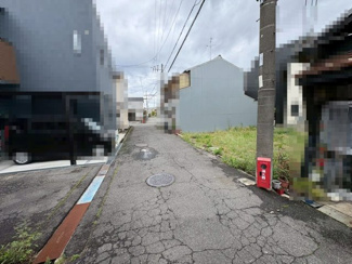 【前面道路含む現地写真】 | 周辺にはスーパーや薬局など、商業施設がそろっていますよ！とても住みやすい環境です