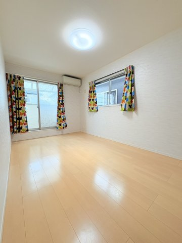 有野町有野一戸建の洋室|明るい洋室です