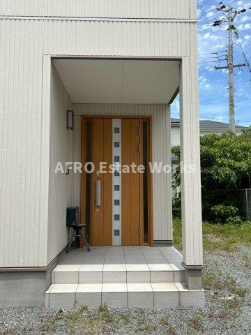 姫路市 網干区新在家売り戸建の玄関|玄関ポーチは雨に濡れません