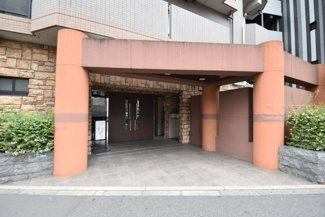 【エントランス】 | オートロックを備えた、マンションのエントランス。やはりセキュリティの観点は欠かすことができません。皆様を“安全”に送り出し、出迎えてくれます。～即日のご見学可能～　お問合せはお気軽にどうぞ。