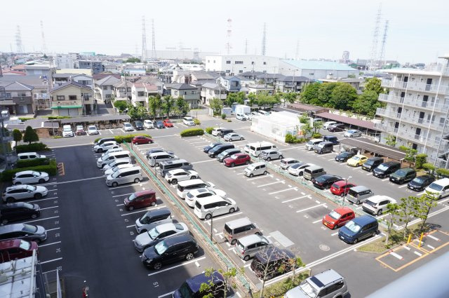 草加スカイハイツの駐車場