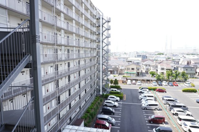 草加スカイハイツの駐車場