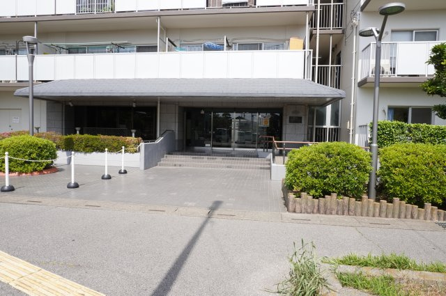 草加スカイハイツのエントランス