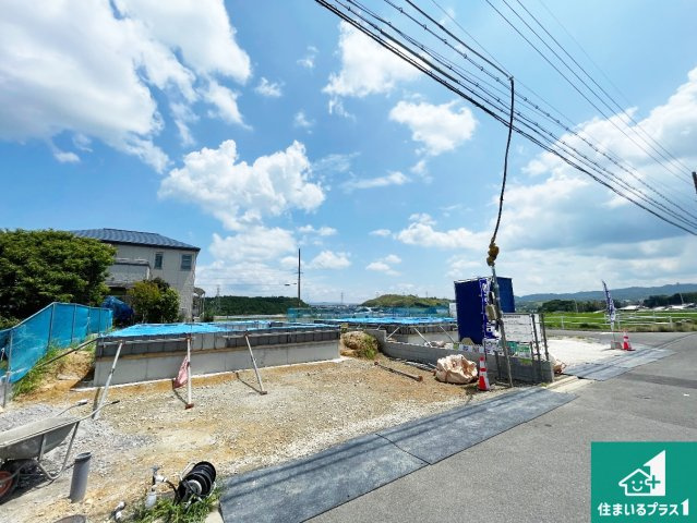 木津川市州見台　新築一戸建ての外観|周辺は落ち着いた街並みの住宅地！子育てがしやすい住環境です！まだ未完成ですが、現地でしかわからない事もございます。是非一度ご覧ください。