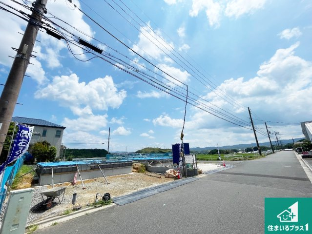 木津川市州見台　新築一戸建ての前面道路含む現地写真|現在建築中！落ち着いた街並みで新生活を始めることが出来そう！周辺の物件も併せてご紹介させて頂きます！